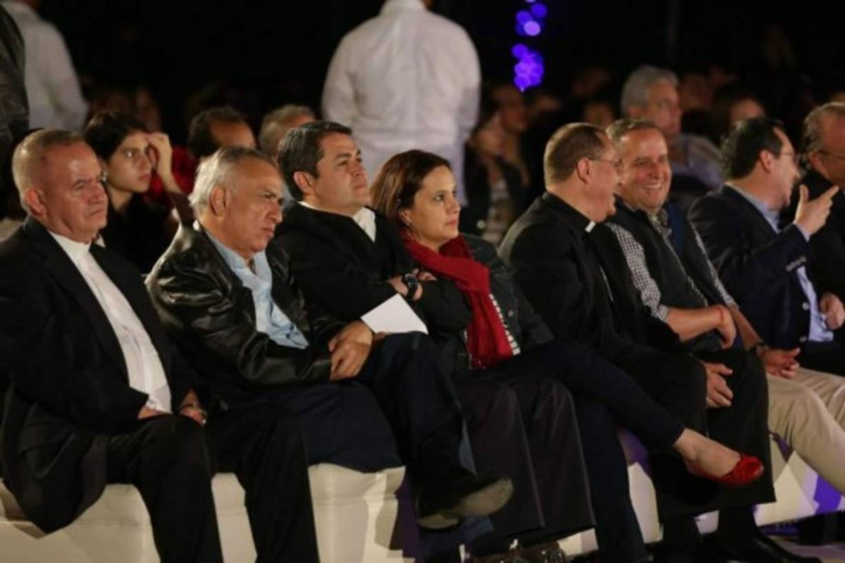 El presidente Juan Orlando Hernández y su esposa durante el evento 'Una Navidad Catracha'.