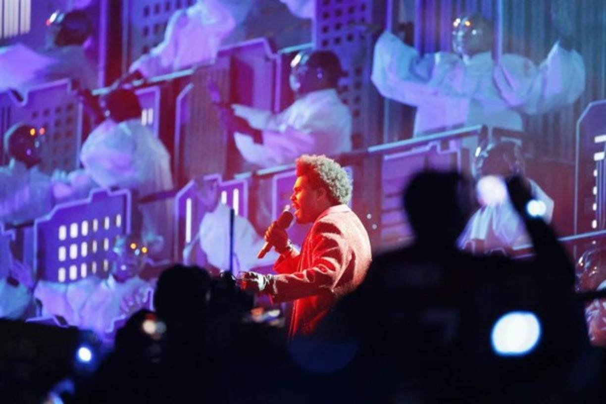 Más prudente fue el show del medio tiempo a cargo de The Weekend, con bailarines distanciados y con mascarilla durante el espectáculo.