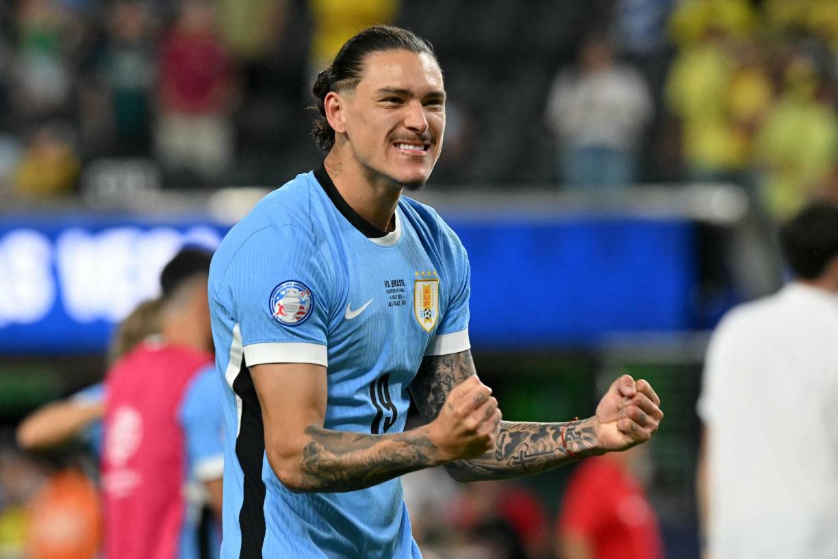 Arne Slot, el nuevo DT del Liverpool, zanja los rumores sobre una posible salida de Darwin Núñez: “Supongo que encajará muy bien en mi estilo de juego porque me gusta. Ya se lo he dicho”.