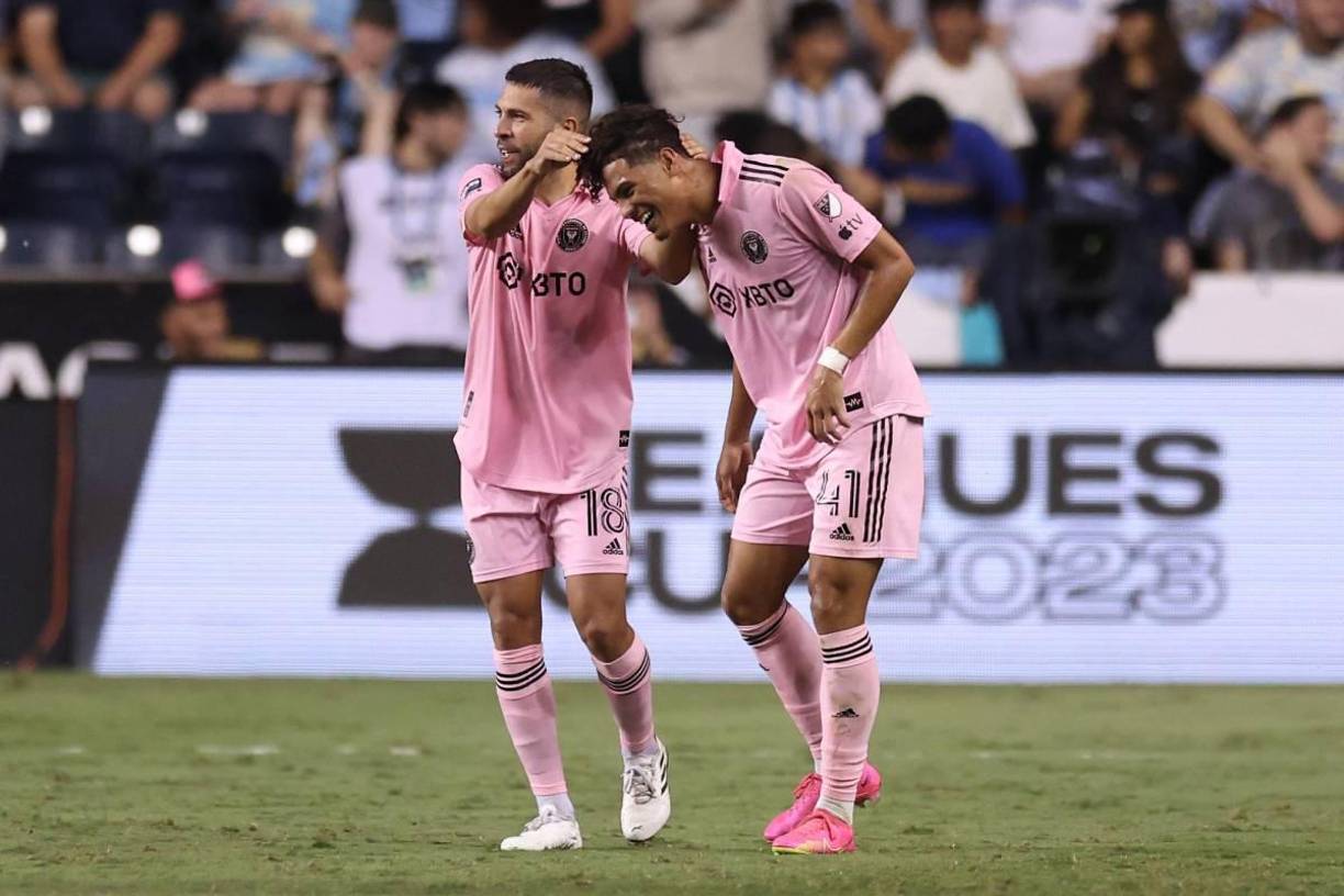 Jordi Alba felicitó al hondureño David Ruiz que estaba emocionado por el gol. 