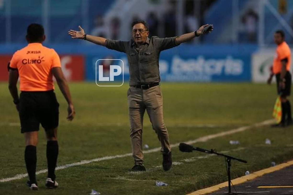 Salomón Nazar protestando a los árbitros.