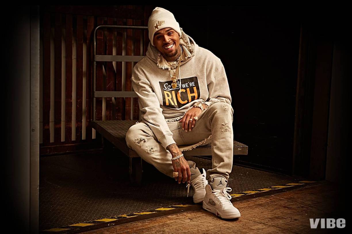 En 2017, un tribunal emitió una orden de restricción que le prohibió acercarse a su exnovia <b>Karrueche Tran</b>, quien lo acusó de amenazas de muerte. Otros episodios mencionados en el documental incluyen una pelea con el rapero <b>Drake</b> en 2012, en la que ocho personas resultaron heridas en un club nocturno de Nueva York, y un altercado en 2013 con el cantante <b>Frank Ocean</b> en un estudio de grabación en West Hollywood.