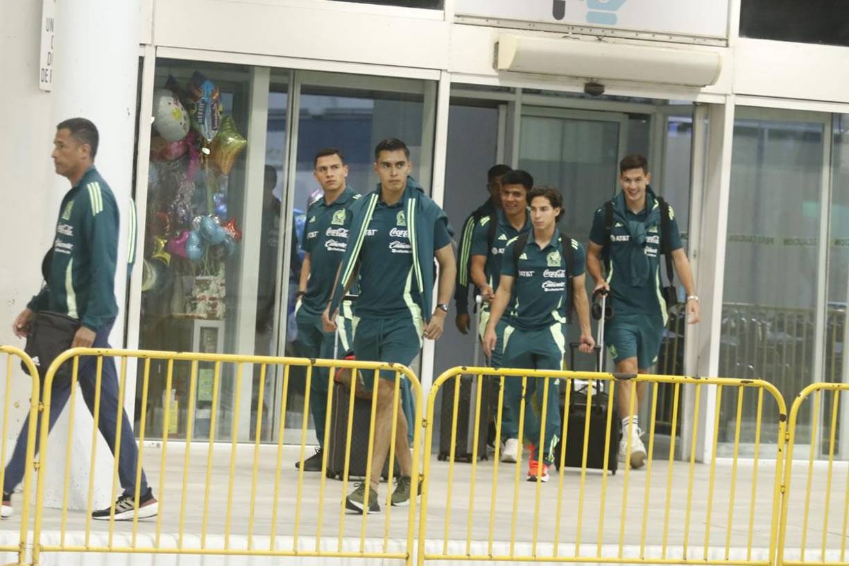 La salida del aeropuerto sampedrano de los jugadores de la selección mexicana, que llegaron bien resguardados a Honduras.