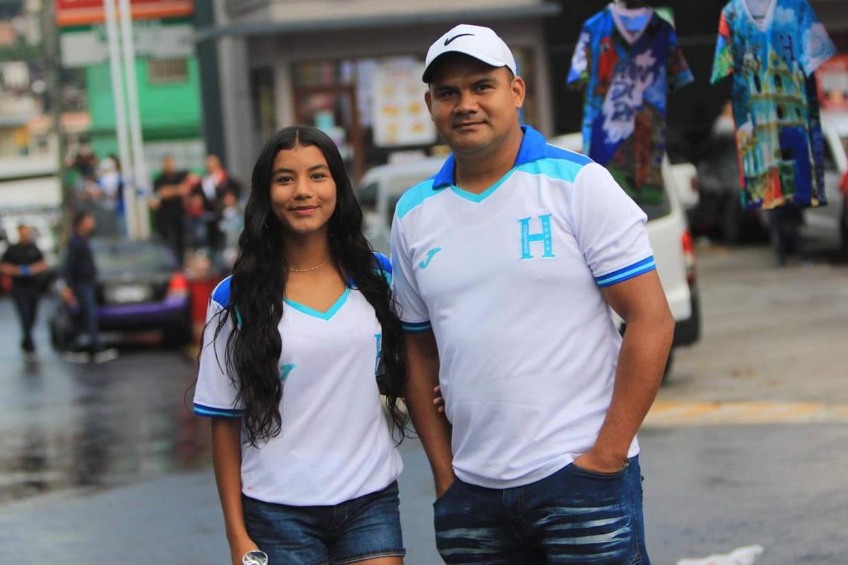 Los aficionados catrahcos llegaron temprano al estadio pese a la lluvia que cayó en Tegucigalpa.