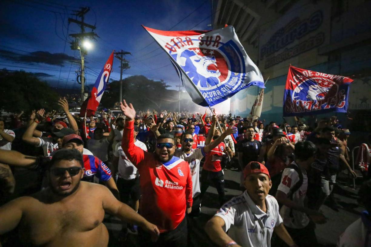 La afición de Olimpia pintó de blanco los alrededores del Estadio Nacional Chelato Uclés previo al duelo ante Antigua por Copa Centroamericana.