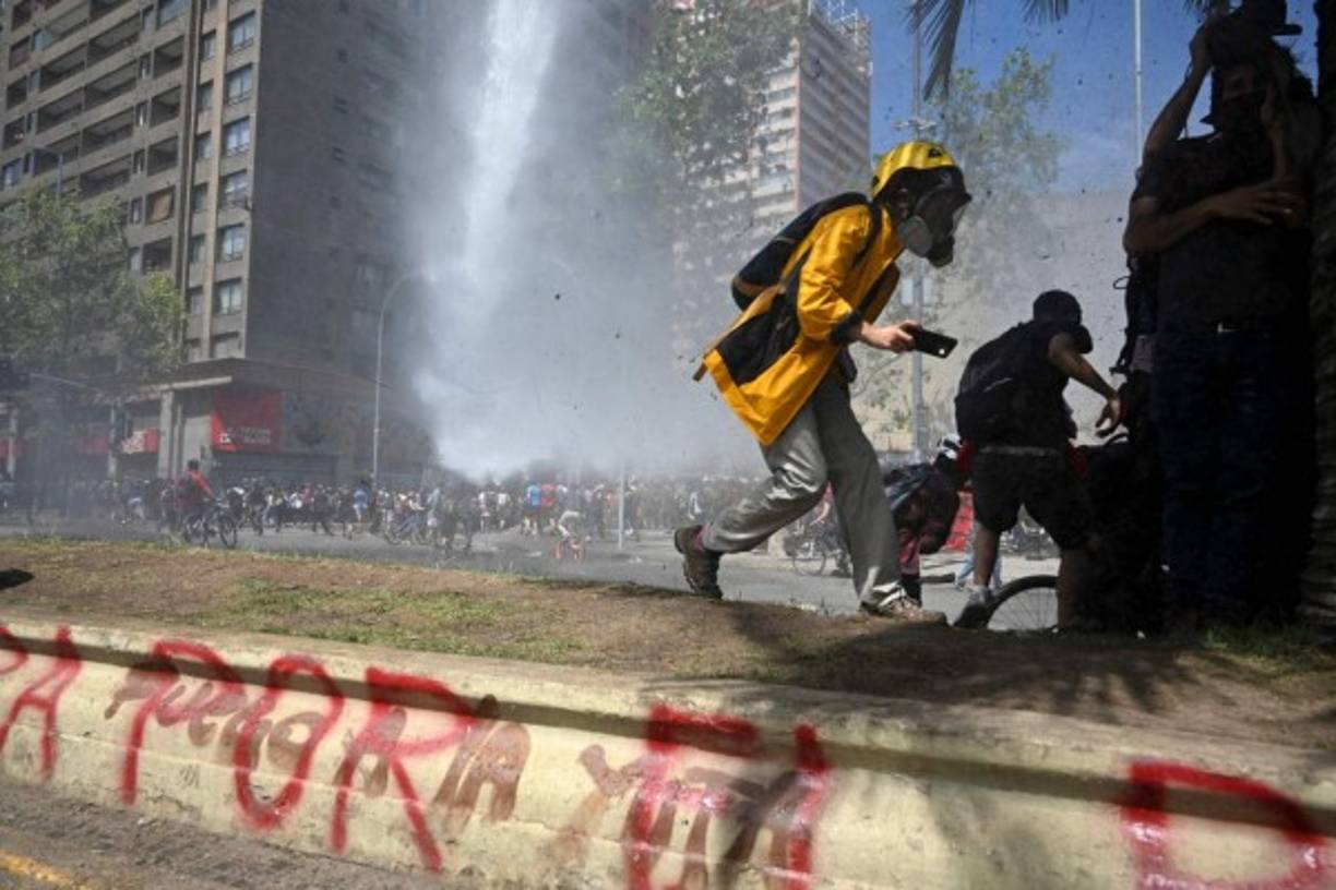 Las autoridades afirman que los disturbios, saqueos e incendios han dejado pérdidas millonarias en las principales ciudades del país.