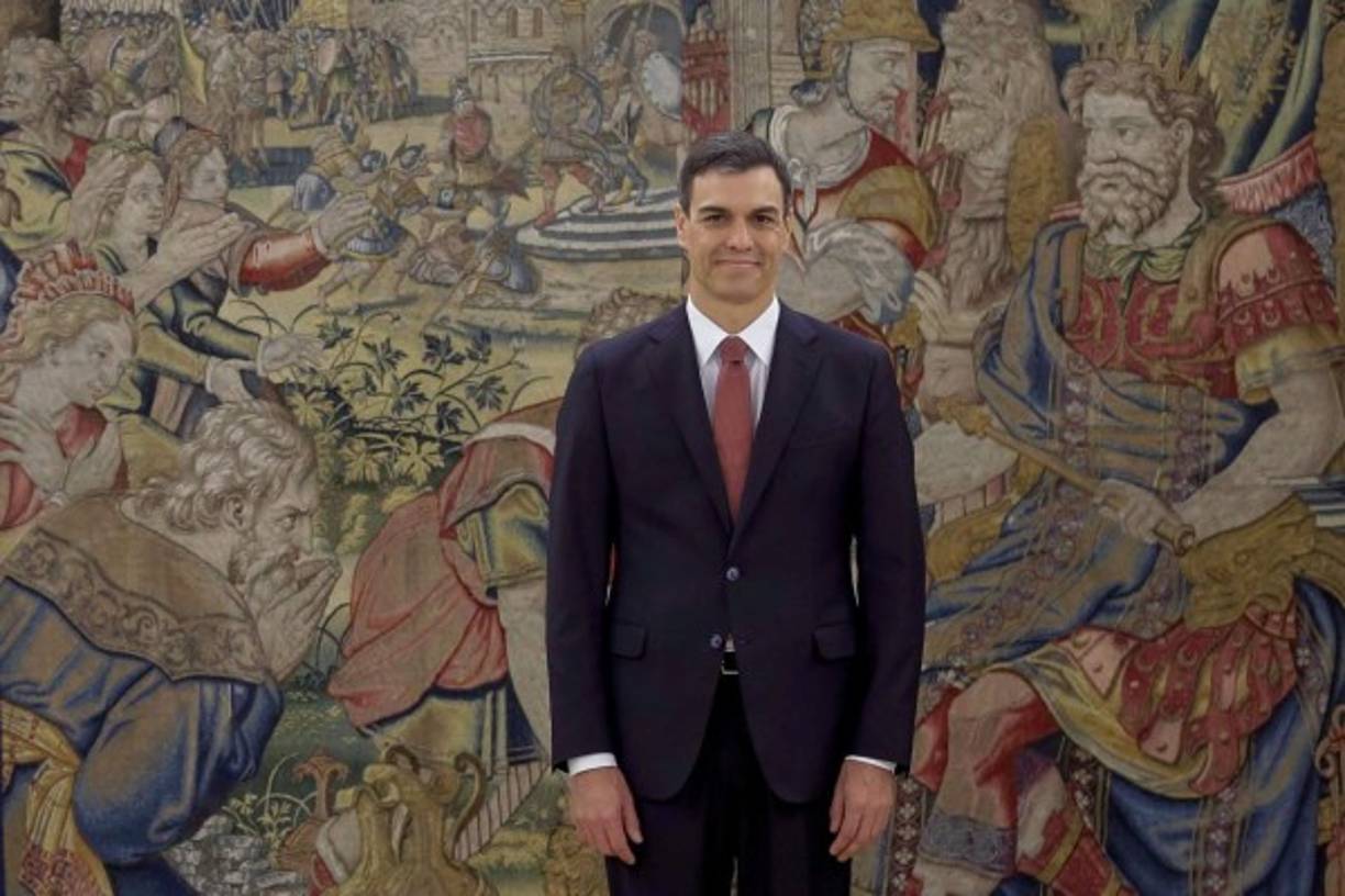 Sánchez, un economista de 46 años sin experiencia de gobierno, prestó juramento ante el rey Felipe VI en el Palacio de la Zarzuela, cerca de Madrid.<br/><br/>Amante de la política desde joven, según sus compañeros de clase, fue concejal municipal en Madrid de 2004 a 2009, cuando se convirtió en diputado y su carrera despegó. En 2014 se convirtió en el primer líder del PSOE en ser elegido por los militantes.