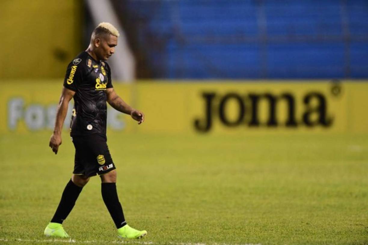 El panameño del Real España, Ronaldo Dinolis, cabizbajo abandonó el campo al final del partido.