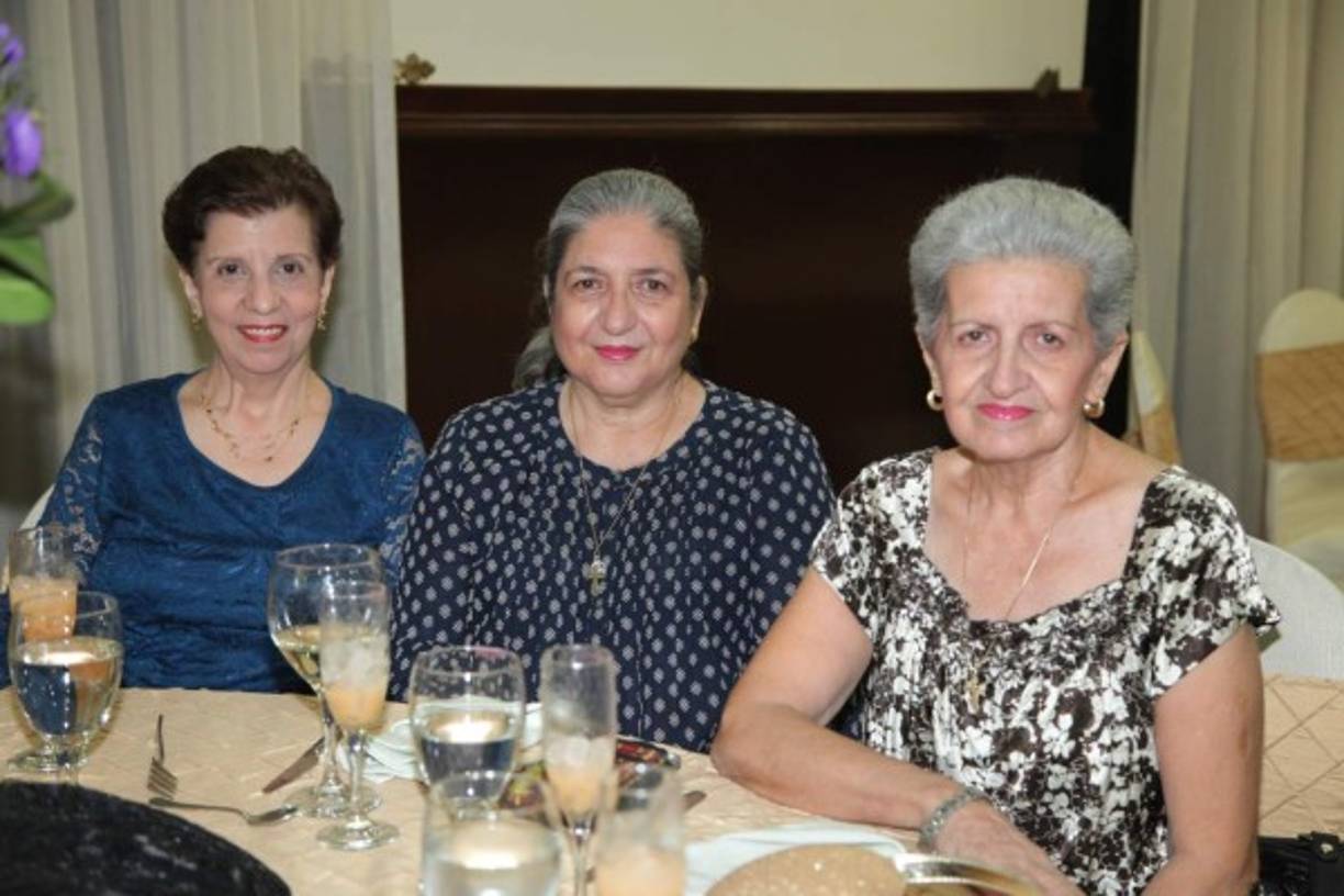 Soad Ictech junto a Julieta y Ferial Canahuati.