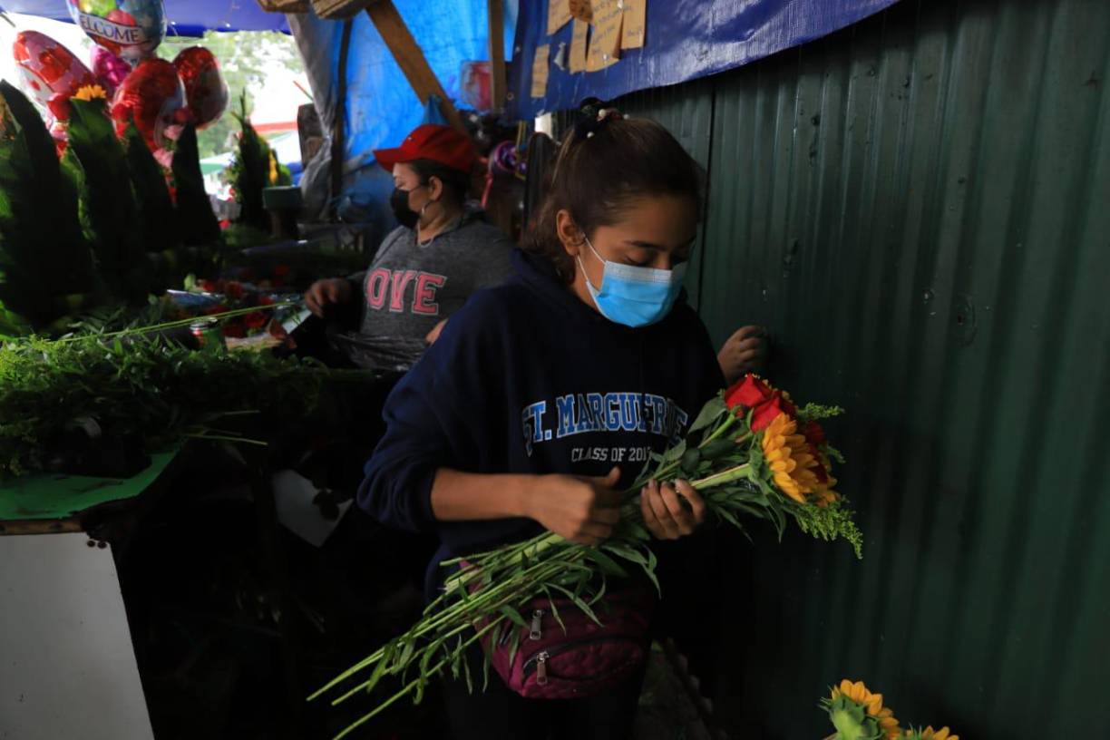 ¡Ni la lluvia los detuvo! Enamorados acuden a Guamilito por el Día del Amor y la Amistad