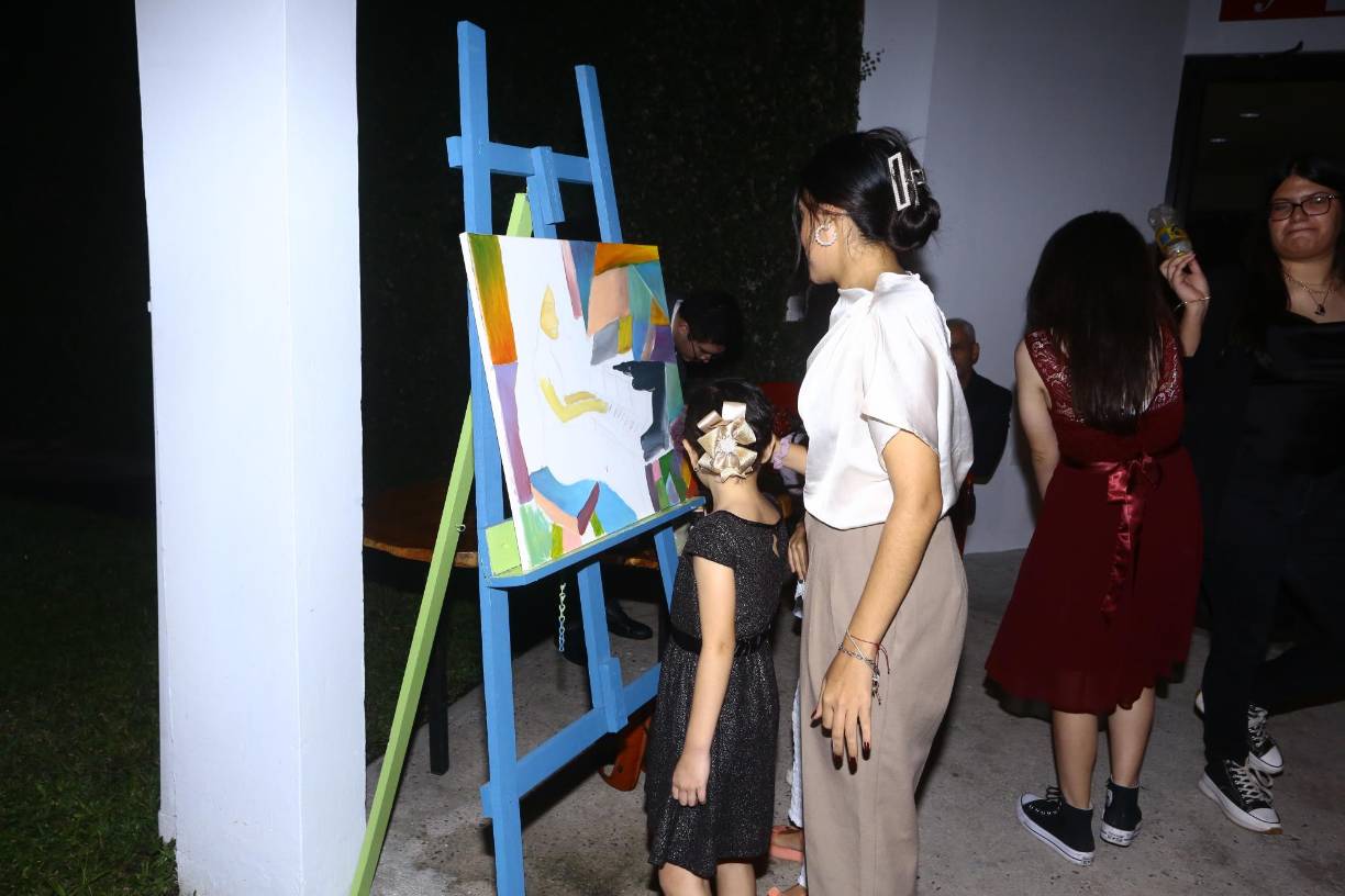 Las pinturas mostradas resaltaron las habilidades de los estudiantes, quienes sin importar la edad, demostraron su versatilidad. 
