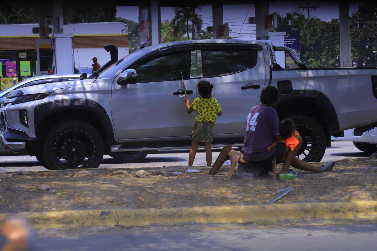 A largo y ancho de San Pedro Sula, pero sobre todo en los bulevares y calles principales, se observan a decenas de niños y niñas pidiendo dinero, algunos aparentemente solos y otros siendo vigilados por un adulto que está sentado con otros niños o que también está pidiendo entre los carros.