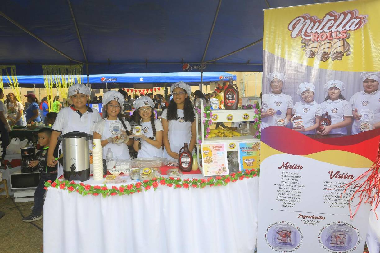 Otro grupo de emprendedores de quinto grado sobresalió con su proyecto “Nutella Rolls”. Sin duda, los pequeños se esmeraron en brindar una buena atención al cliente y decoraron su puesto de forma muy profesional.