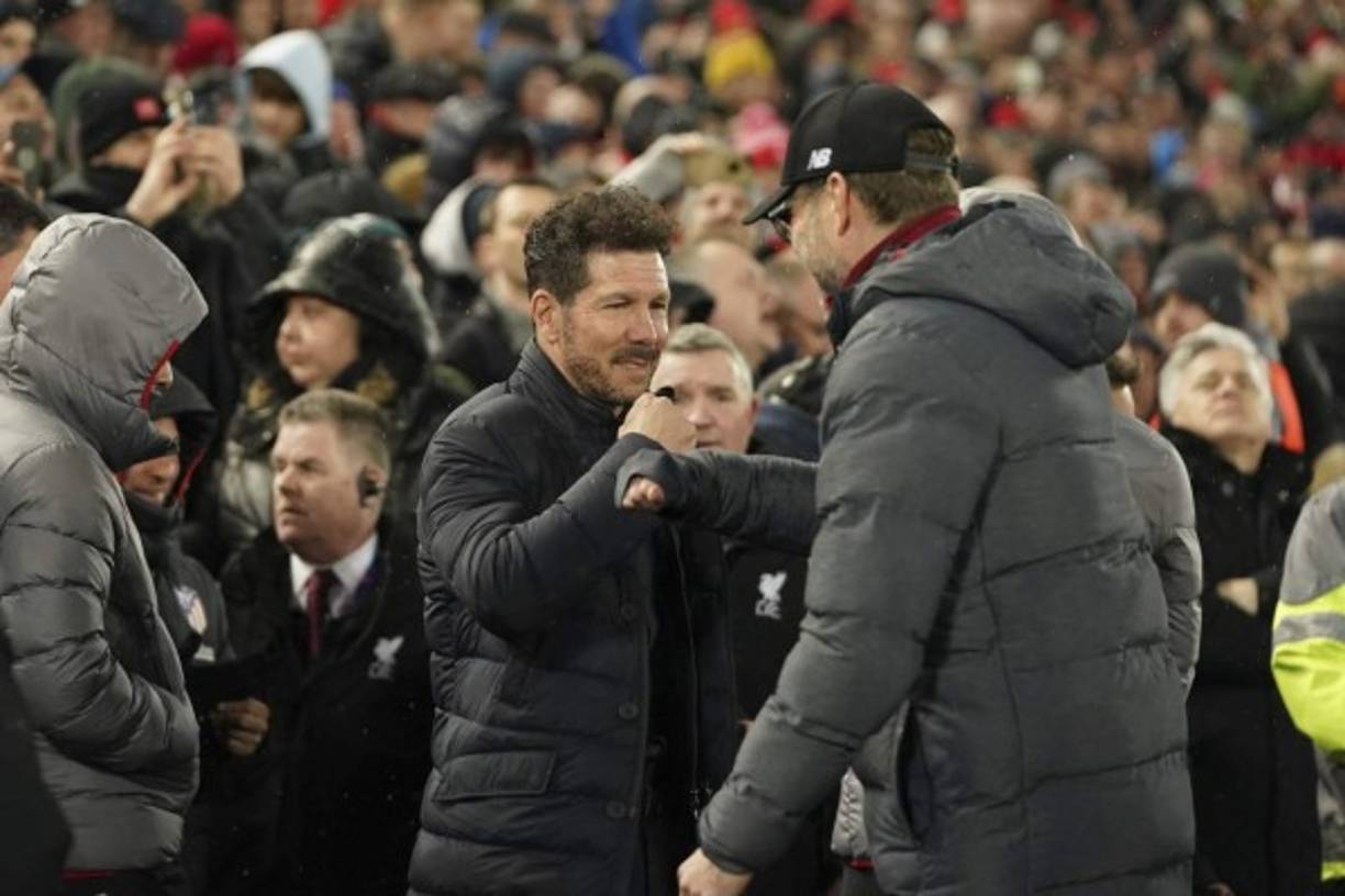 Klopp y Simeone se saludaron con los codos por el coronavirus.