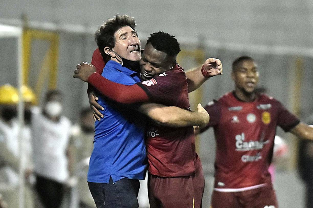 Héctor Vargas y Kevin Álvarez celebrando el gol de Yeison Mejía.