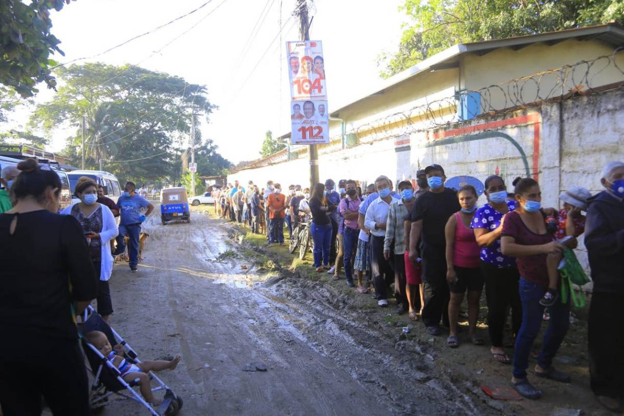 Los centros de votación lucieron llenos, pues la gente prefirió salir a votar en la mañana
