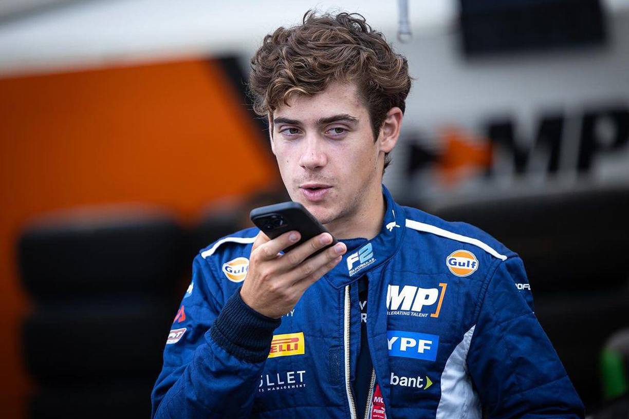 Esa breve conversación se volvió tendencia. Desde memes hasta especulaciones sobre un posible romance, cientos de comentarios se hicieron virales. Por ejemplo: “Alguien en su Prime y automáticamente Nicki Nicole allí detrás”, “Esa no se pierde ni una”, “Siempre buscándose a alguien del momento”, “La más rápida del condado” fueron solo algunas de las reacciones en redes sociales.Pero no solo han sido criticas para la cantante, otros han elogiado la reacción de Colapinto como todo un casanova. “Es el más rápido y no hablo de Fórmula 1” y “Fue más rápido que trueno”. 