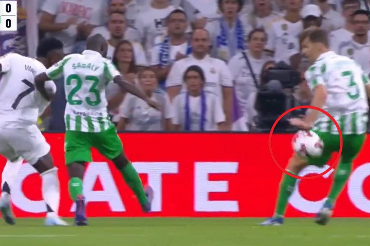 Una de las primeras polémicas: en el inicio del segundo tiempo fue el penal que pedía Vinicius y todo el Bernabéu, pero el árbitro no sancionó nada.