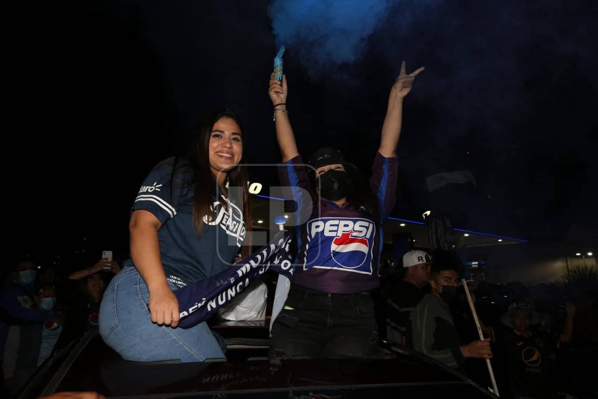 ¡Muñecas! Estas lindas aficionadas del Motagua cautivaron en los festejos que se han realizado en las calles de Tegucigalpa.