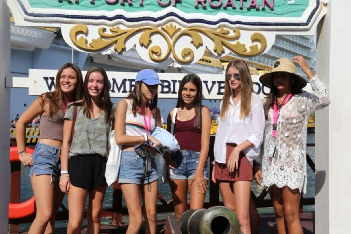 Jóvenes cruceristas posan para una fotografía grupal después de bajarse del crucero Allure of the Seas que atracó hoy en Roatán. Fotos Andro Rodríguez.