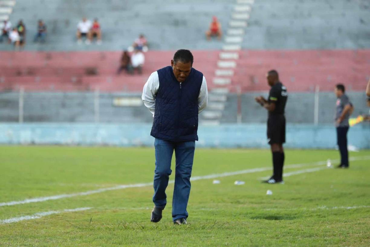 La reacción de José Valladares tras el amargo resultado en el Estadio Municipal Ceibeño. Para el complemento el técnico José Valladares movió el banquillo.