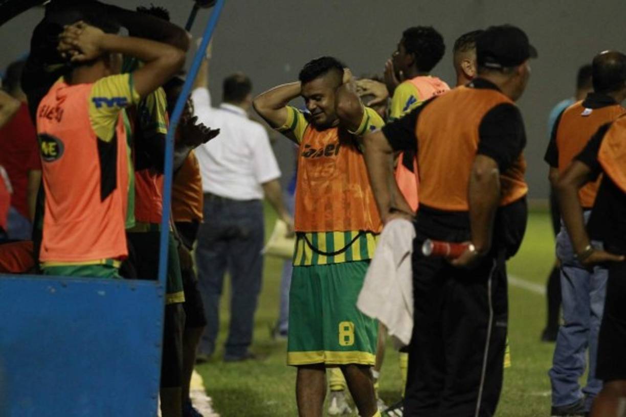 Los jugadores del Parrillas One se lamentan tras no poder clasificar a la final de Copa Presidente.