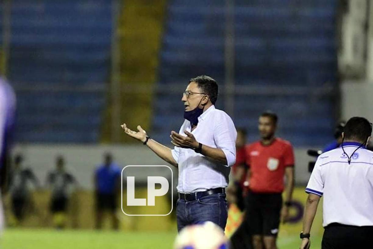 Salomón Nazar pidiendo explicaciones durante el partido ante Real España.