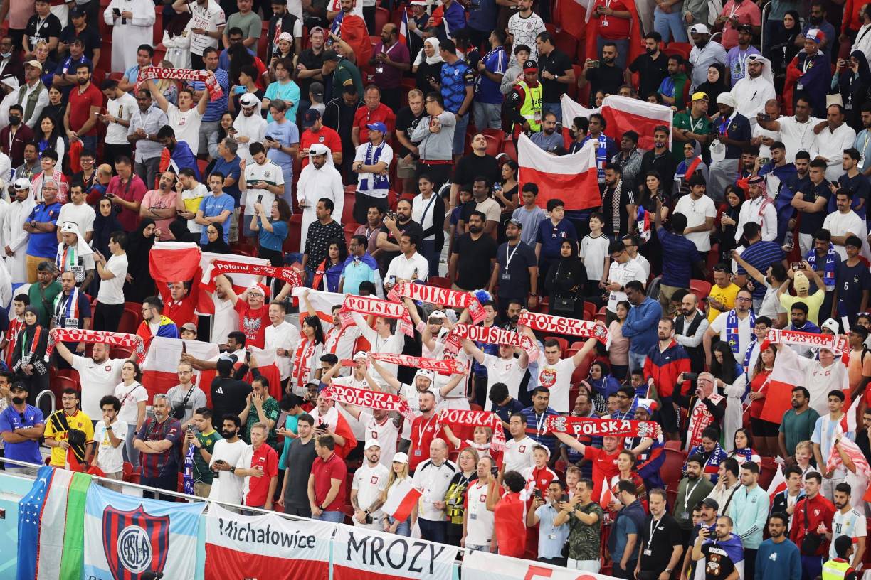 Los polacos montaron una fiesta en las graderías.