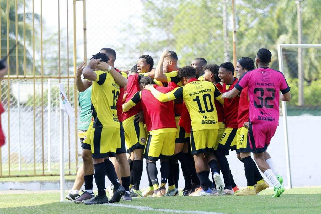 La celebración de los jugadores del Génesis tras el gol de Stiven Dávila.