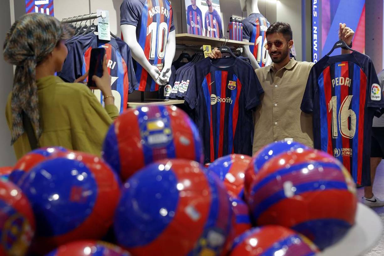 A partir del día 8 de junio, la nueva camiseta estará disponible en el resto de puntos de venta habituales.