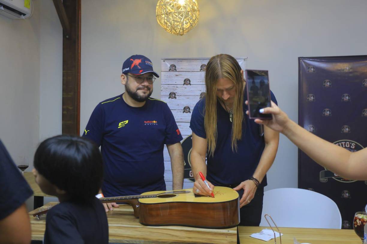 También firmó la guitarra de este admirador, quien ya ha asistido a varios eventos de “La Hora H”. 