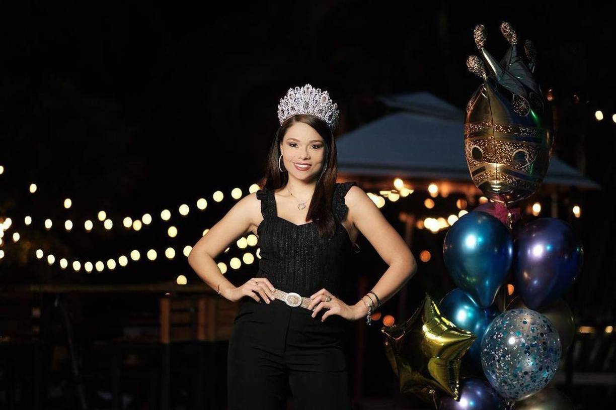 “Felices fiestas y muchas bendiciones”, deseó Sirey Morán, la catracha que recientemente ganó un contrato para trabajar en la cadena televisa Univisión, luego de obtener la corona en el concurso Nuestra Belleza Latina (NBL). 