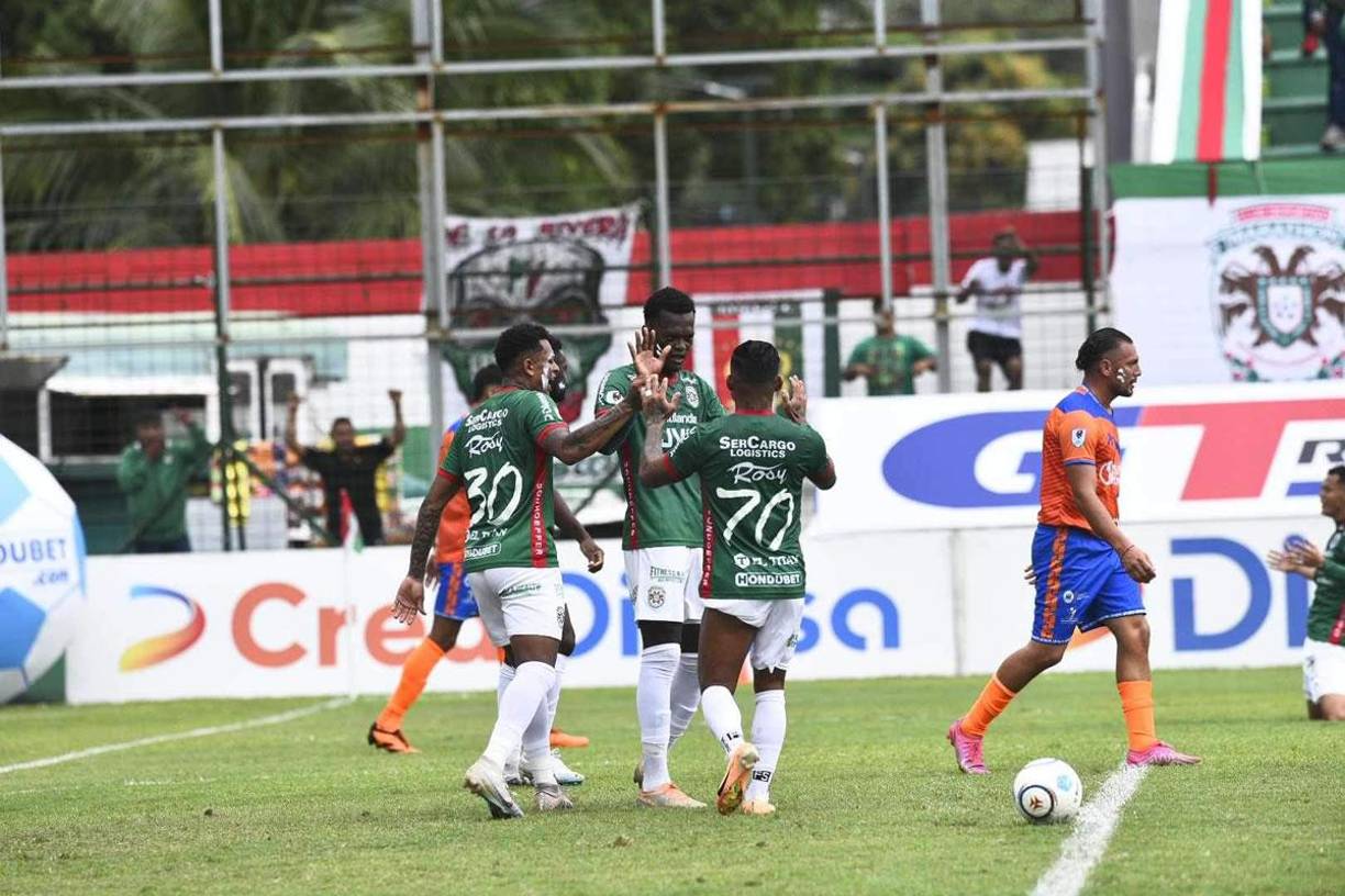 Cristian Sacaza, Félix Crisanto e Iván ‘Chino‘ López celebran el primer gol del campeonato.