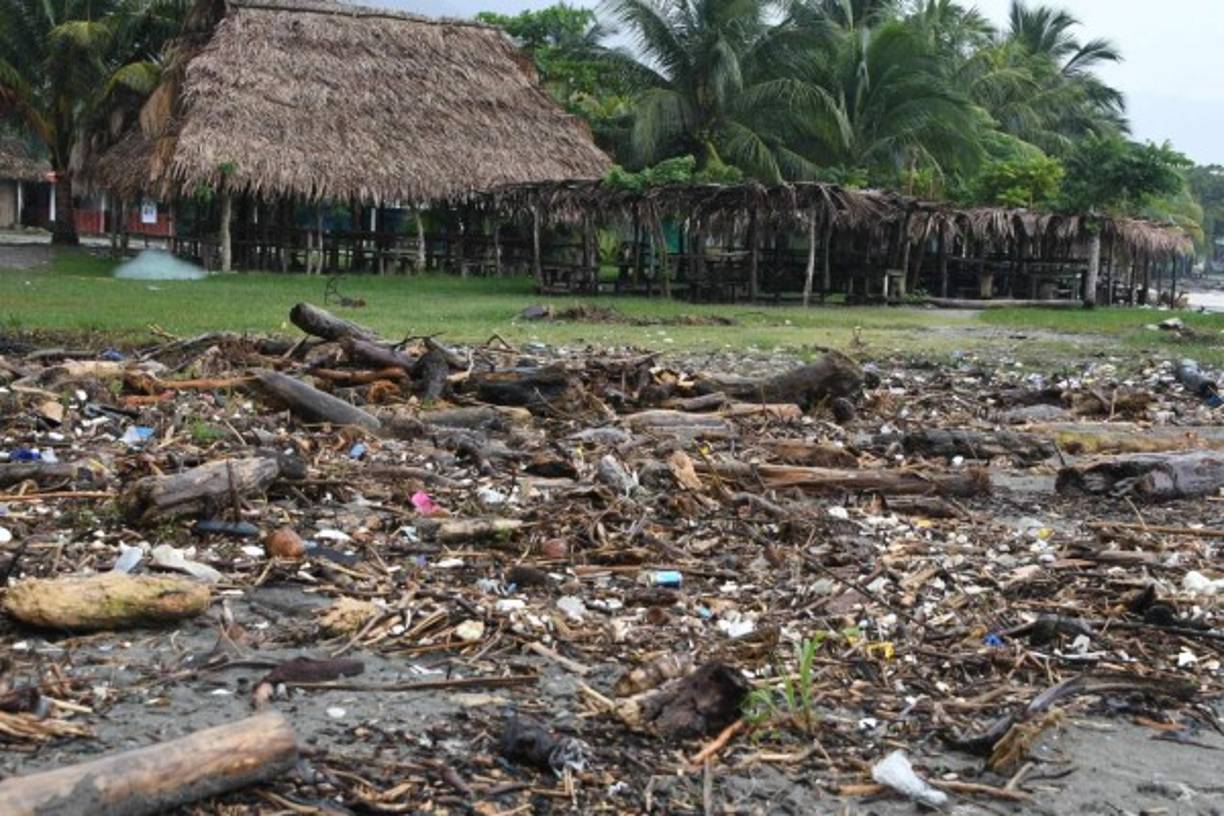 Recientemente 'sacamos 20 volquetas, de 13 metros cúbicos cada una, y casi no se nota' por la gran cantidad de basura que hay, lamentó el alcalde de Omoa, Ricardo Alvarado. 'Encontramos hasta bolsas de pintas de sangre' que ponen a los pacientes en los hospitales guatemaltecos, denunció.<br/><br/>Para deshacerse de la basura, en algunos casos cavan cráteres en la propia playa y la entierran y en otros, la llevan a un vertedero municipal, con un alto costo para la alcaldía.<br/>