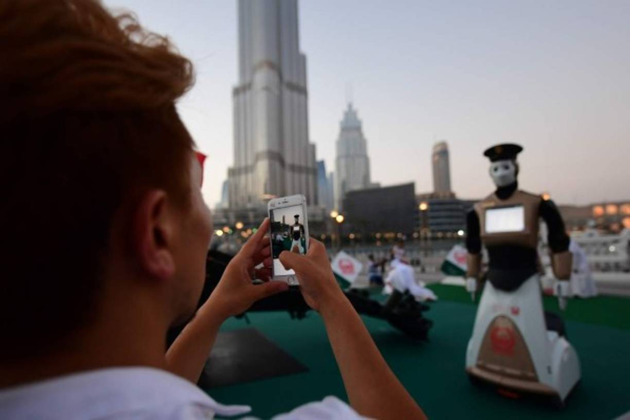 El robot también lleva una cámara que transmite imágenes en directo a la sala de operaciones de la policía. AFP