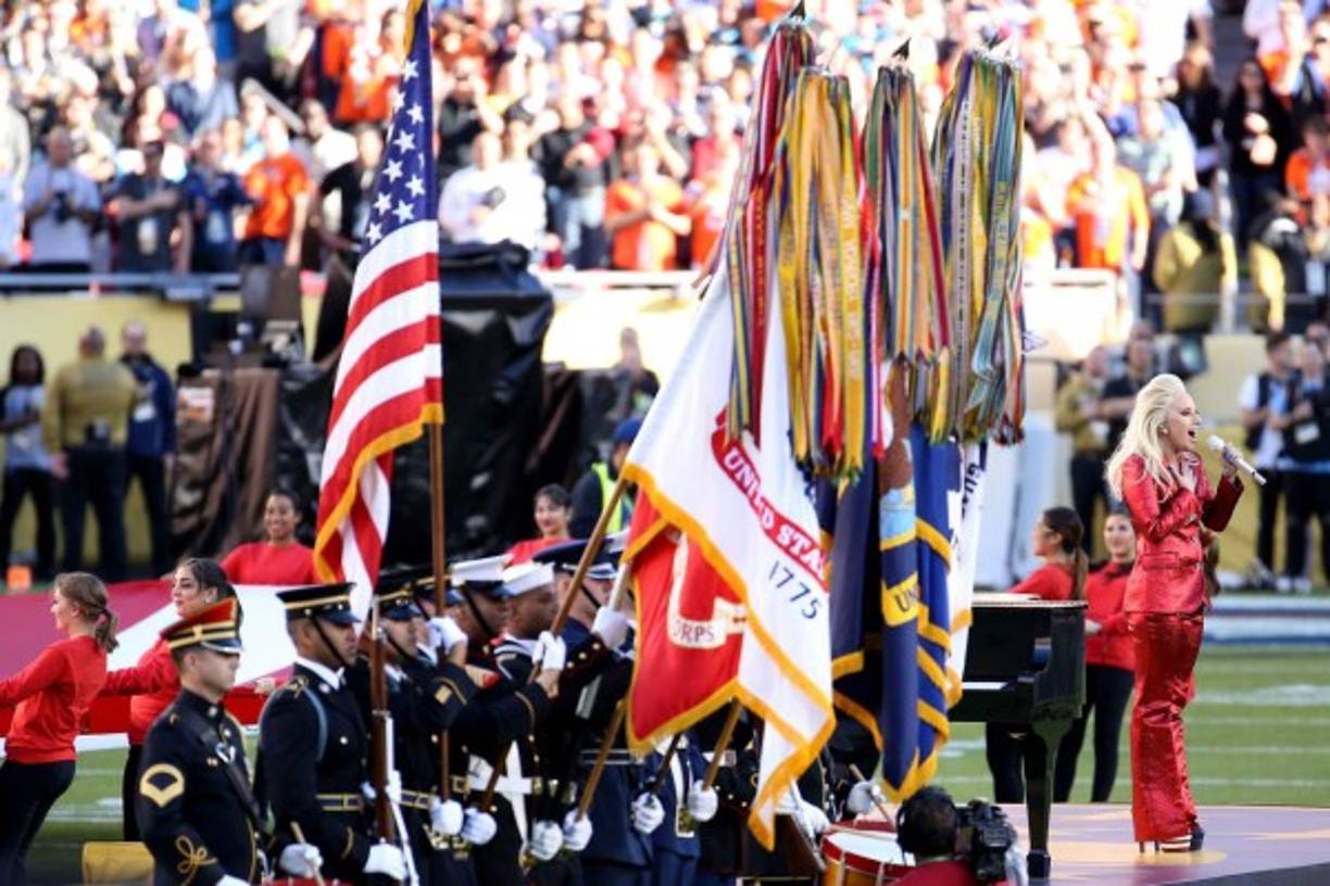 La estrella interpretó la canción minutos antes de la patada inicial del Super Bowl, que se juega en estos momentos en estadio Levi's, en la ciudad de San Francisco.
