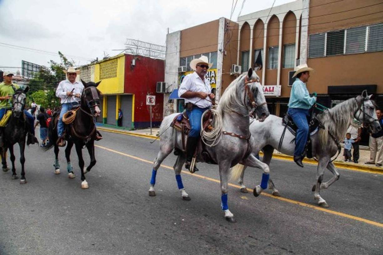 Un jinete sonríe para la foto.