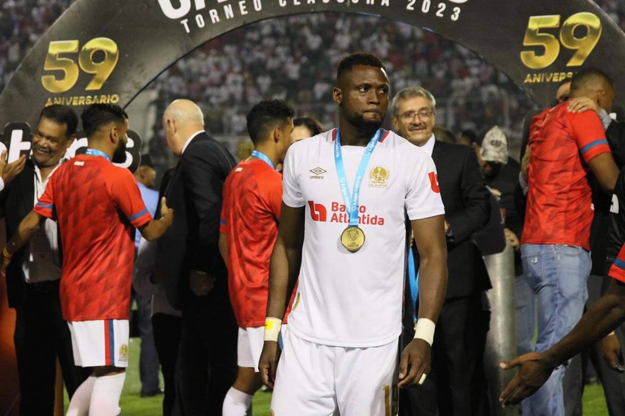 Yustin Arboleda con su medalla de campeón. Fue el MVP de la Gran Final con sus dos goles y una asistencia.