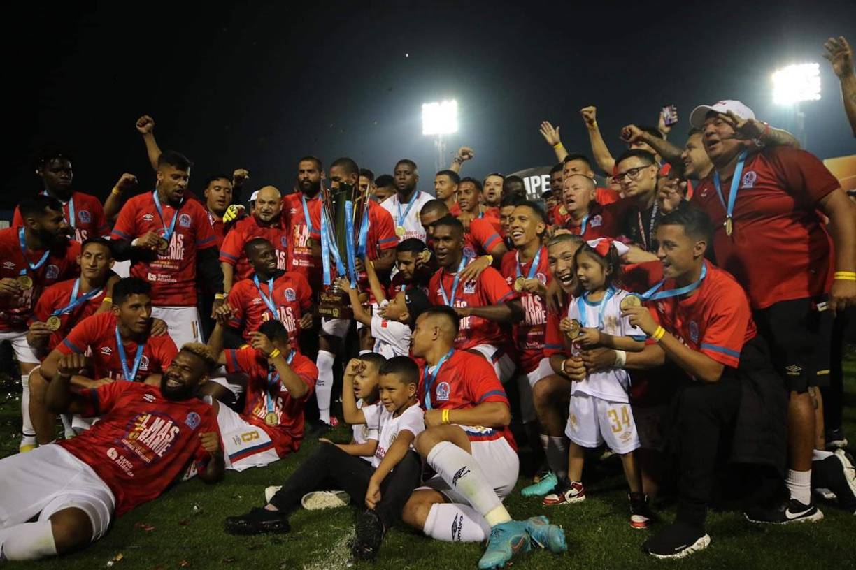 La celebración del plantel del Olimpia con su Copa 36.