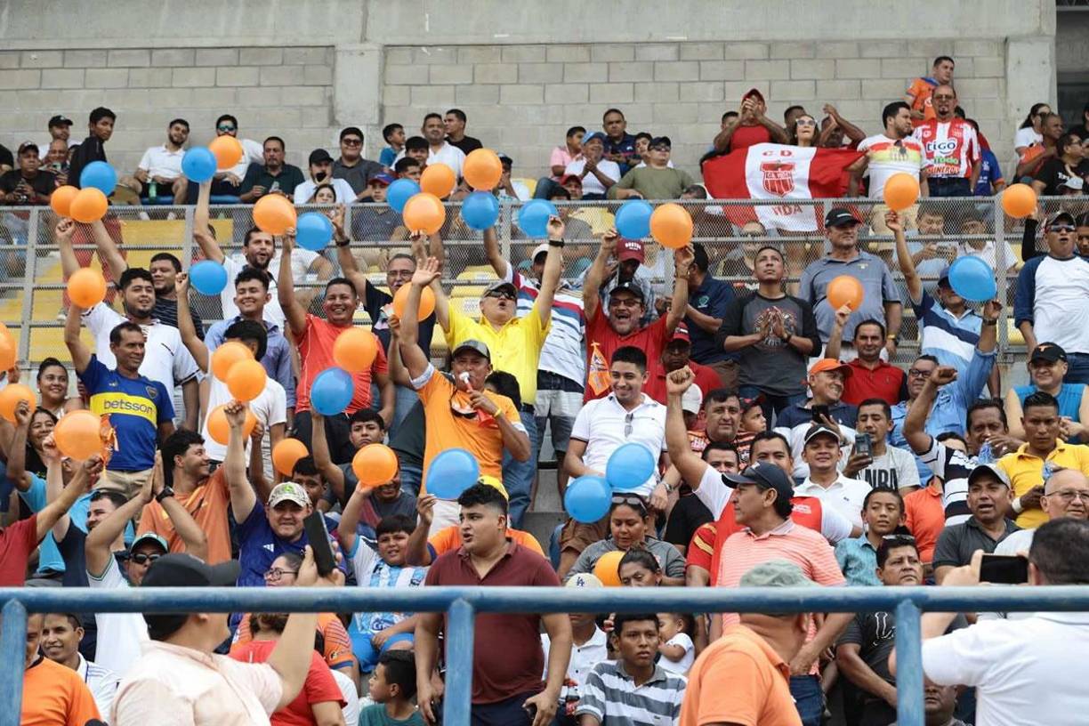 Bellas chicas y ambientazo en la vuelta del UPN-Vida: gran recibimiento al Rojo