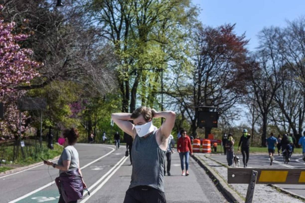 Un hombre se cubre la cara hoy antes de correr en Prospect Park en el distrito de Brooklyn en la ciudad de Nueva York.