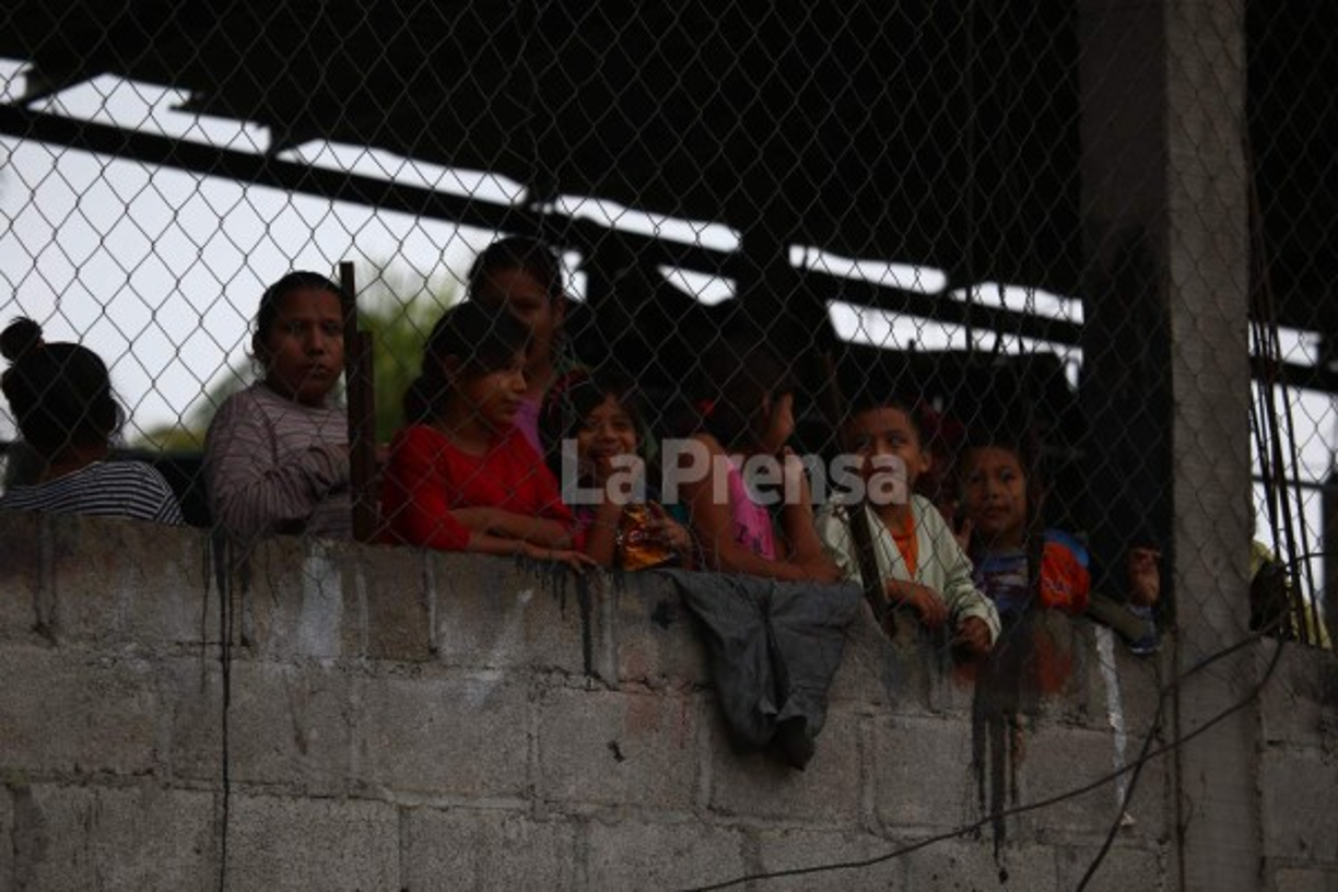 En la colonia Guaymuras estos niños fueron subidos a esta casa de dos plantas para salvaguardar sus vidas. En su inocencia ellos no tienen idea de la magnitud de las inundaciones.