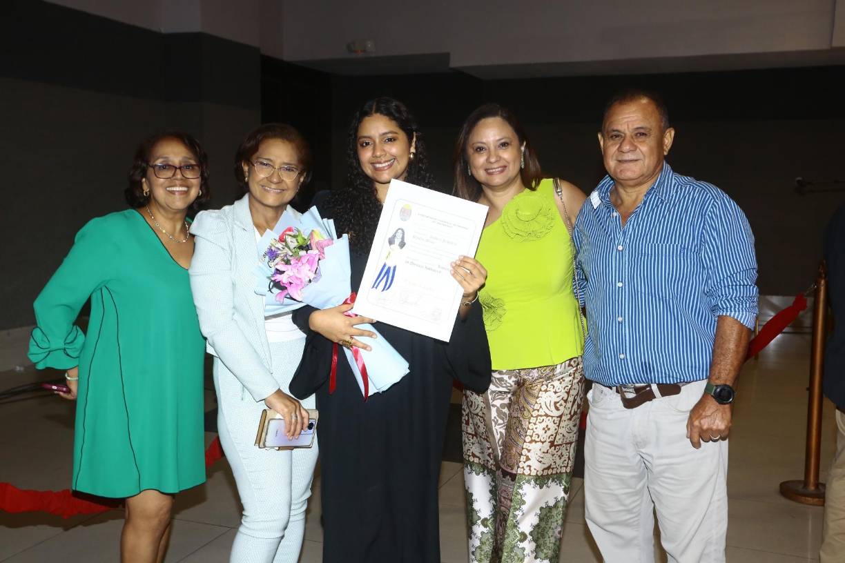 Janeth Mejía, Silia, Andrea, Rosario y Javier Pineda