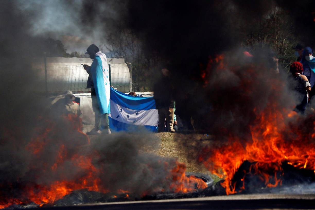 Mientras la presidenta estaba hoy en misa, un grupo de otros maestros interinos que afirman que no han obtenido ninguna respuesta del nuevo Gobierno, se tomaron los cuatro carriles de la autopista que conduce al centro y norte del país y los bloquearon con neumáticos a los que les prendieron fuego.