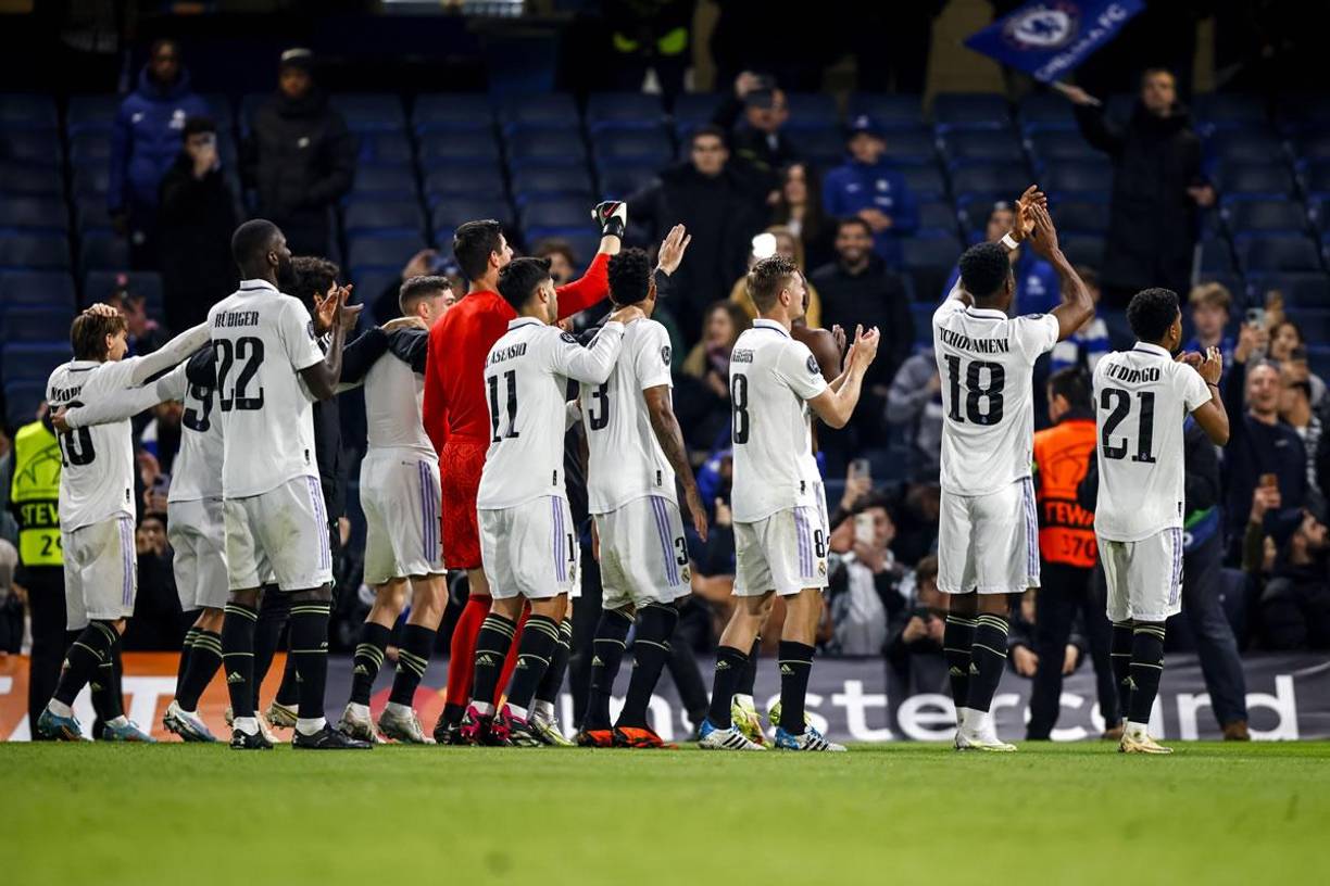 Los jugadores del Real Madrid celebraron con los aficionados que viajaron a Stamford Bridge.