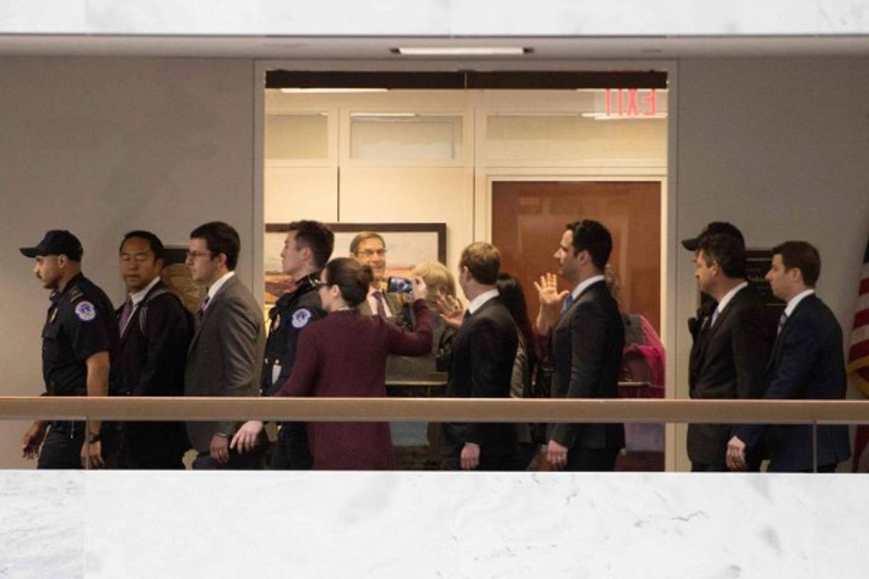 En su declaración ante legisladores, difundida por una comisión del Congreso, Zuckerberg admitió ser demasiado idealista y no comprender cómo la plataforma, que dice ser utilizada por 2,000 millones de personas, podría ser objeto de abuso y manipulación.