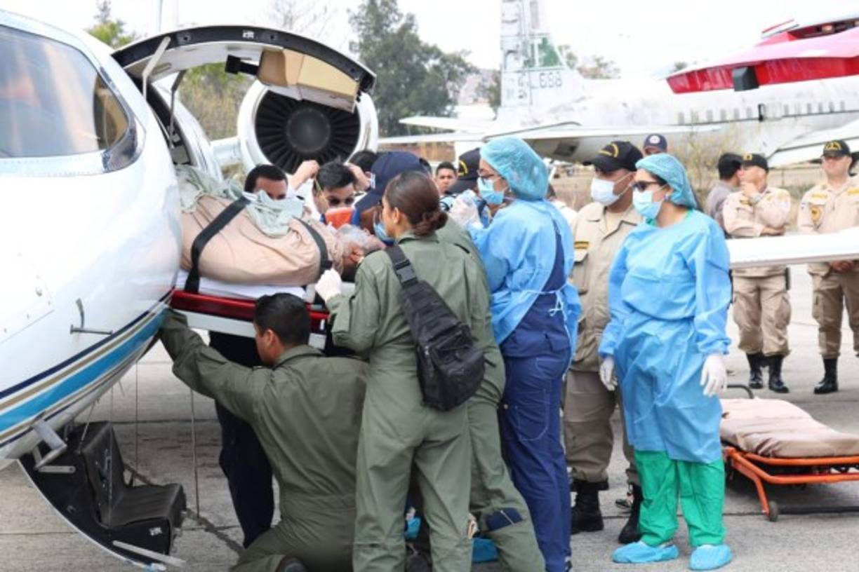 Las heridas de los tres bomberos fueron cuidadas por médicos y enfermeras.