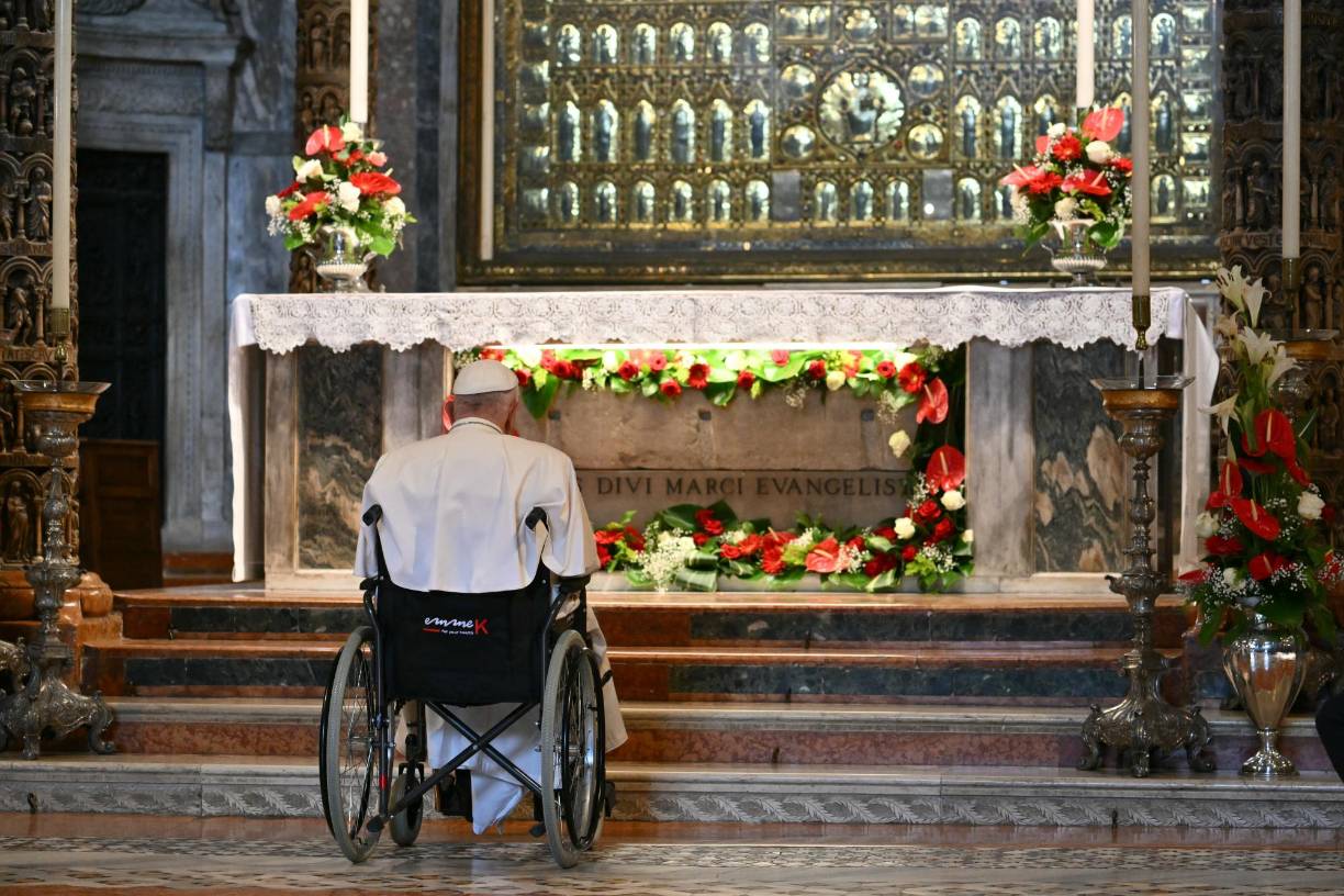 Por último, antes de regresar en helicóptero al Vaticano, el papa recorrió la plaza de San Marcos con un pequeño vehículo blanco y luego accedió de forma privada, sin cámaras, a la basílica para venerar las reliquias del santo. 