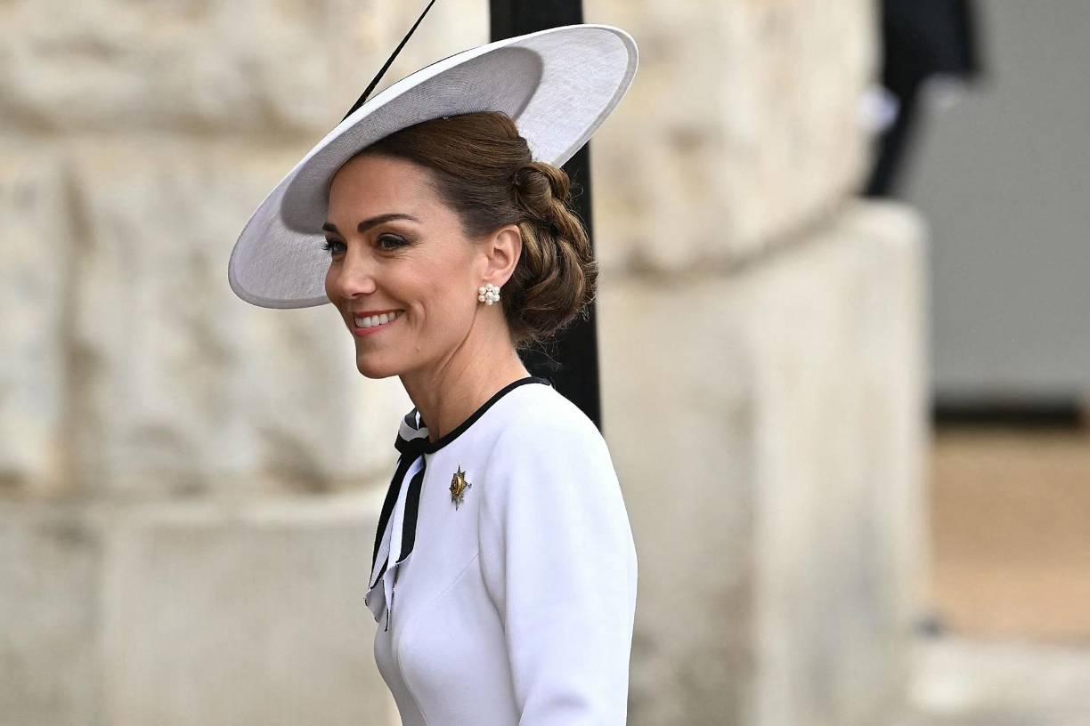 Tras meses de rumores y alarma sobre su estado, la princesa de Gales, Kate Middleton, realizó el sábado su primera aparición pública desde que anunció que padece cáncer, en la que se mostró sonriente y relajada mientras continúa luchando contra la enfermedad.