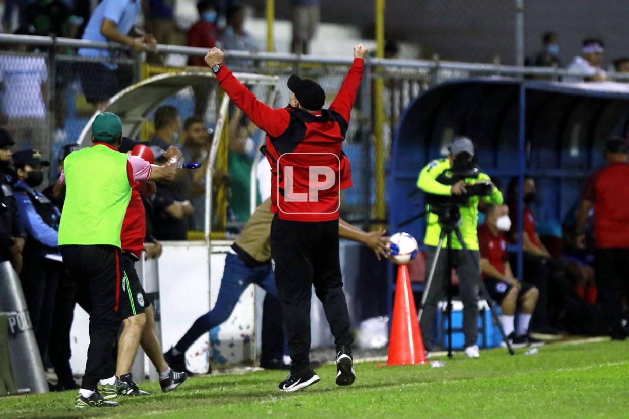 La celebración del ‘Tato‘ García tras el pitazo final en el clásico que ganó Marathón ante el Olimpia.